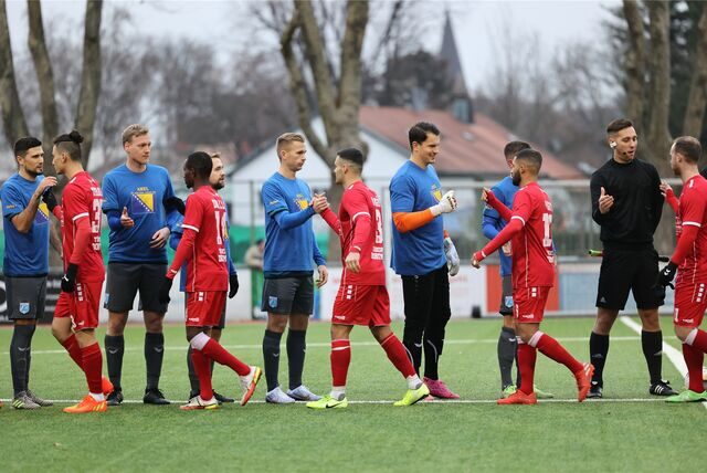 Bevor das feurige Duell losging begrüßten sich die Teams von Wacker Obercastrop (blaue Shirts) und von Türkspor Dortmund freundschaftlich.
