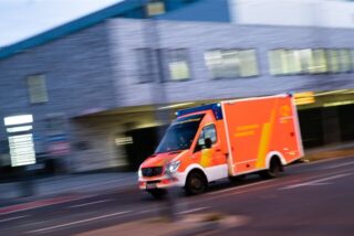 Ein Notarzt hinter einem Rettungswagen
