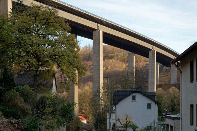 Die baufällige Talbrücke Rahmede führt die Autobahn A45 über das Tal des Flüsschens Rahmede.