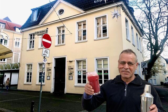 Wirt Dali Querghi vor seiner „Fassbar“.