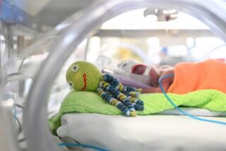 Ein wenige Wochen altes Baby liegt in einem Krankenhaus.