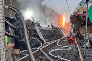 Zu sehen ist ein umgekippter Waggon.