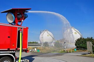Mit dem „Turbo Hydro Jet Modul“ kann die Werkfeuerwehr des Chemieparks Brände in über 100 Metern Entfernung löschen.