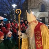Ein als Nikolaus verkleideter Mann spricht in Recklinghausen mit als Wichtel verkleideten Kindern.