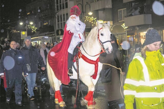 Der Nikolaus sitzt auf seinem Ross und reitet durch die Straßen von Oer-Erkenschwick