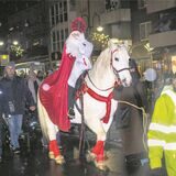 Der Nikolaus sitzt auf seinem Ross und reitet durch die Straßen von Oer-Erkenschwick