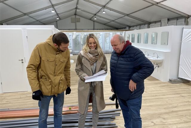 Im Castrop-Rauxeler Stadtteil Habinghorst ging im Dezember 2022 eine Notunterkunft für Geflüchtete in Betrieb. Ragnar Eitelberg (l.) leitet die NU. Hier ist er kurz vor der Eröffnung mit Dezernentin Sarah Kunze und Ulrich Tückmantel, Sprecher der Bezirksregierung Münster.