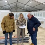 Im Castrop-Rauxeler Stadtteil Habinghorst ging im Dezember 2022 eine Notunterkunft für Geflüchtete in Betrieb. Ragnar Eitelberg (l.) leitet die NU. Hier ist er kurz vor der Eröffnung mit Dezernentin Sarah Kunze und Ulrich Tückmantel, Sprecher der Bezirksregierung Münster.
