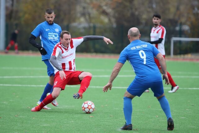 Hier versucht RWE-Akteur Marvin Kollwitz, den Ball vor Waltrops Deniz Pitscher (l.)  abzuschirmen. Am Ende gewann der VfB souverän mit 5:1.