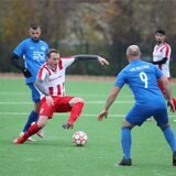 Hier versucht RWE-Akteur Marvin Kollwitz, den Ball vor Waltrops Deniz Pitscher (l.)  abzuschirmen. Am Ende gewann der VfB souverän mit 5:1.