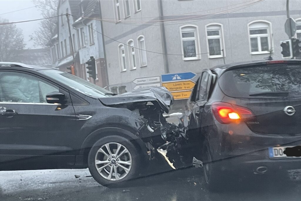 Der SUV kam vom Hellweg, der Kleinwagen hatte auf der Dortmunder Straße Vorfahrt. Der SUV kam vom Hellweg, der Kleinwagen hatte auf der Dortmunder Straße Vorfahrt.