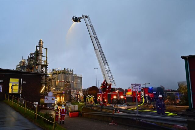 Mit dem Teleskoparm wurde der Brand des Kesselwagens auch aus der Höhe gelöscht.