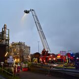 Mit dem Teleskoparm wurde der Brand des Kesselwagens auch aus der Höhe gelöscht.