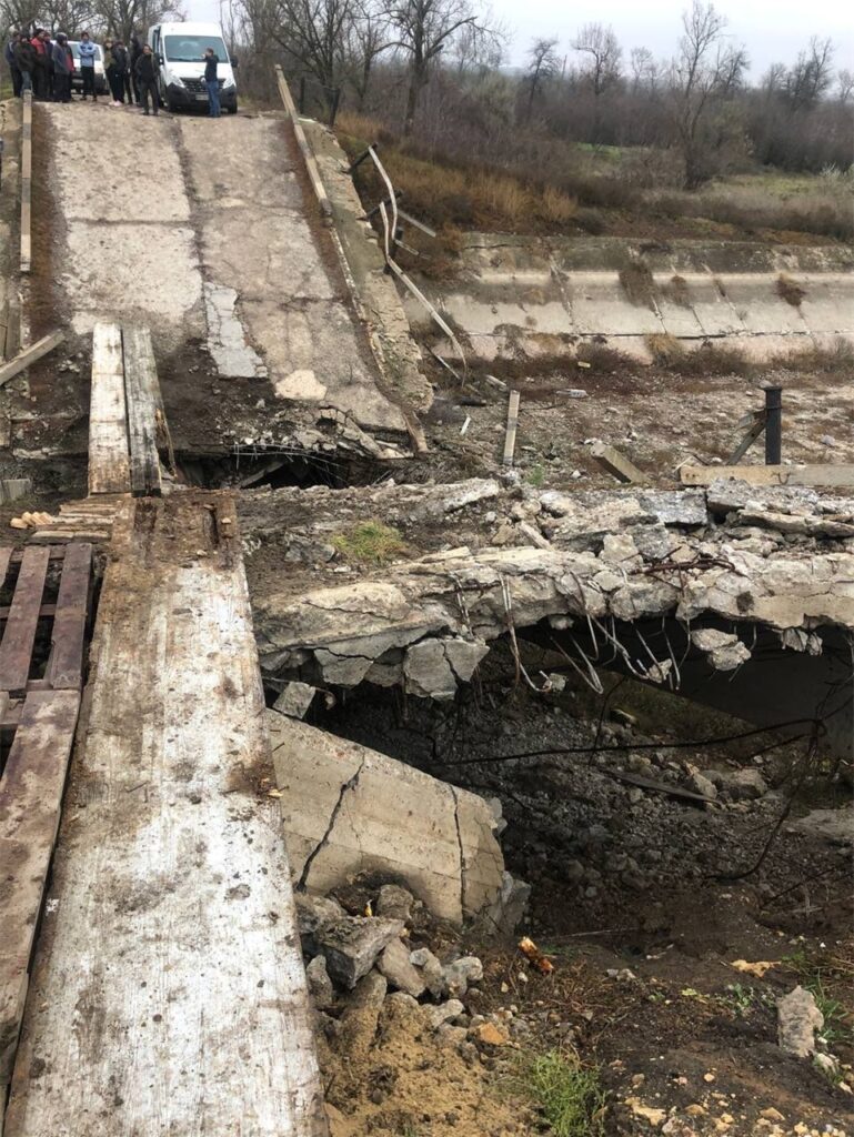 Eine zerstörte Brücke. nahe Cherson. Eine zerstörte Brücke. nahe Cherson.
