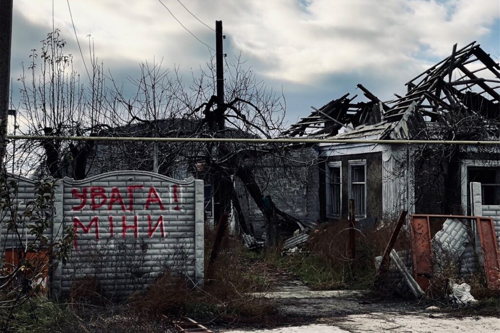 Ein zerstörtes Haus in einem Dorf nahe Cherson. Ein zerstörtes Haus in einem Dorf nahe Cherson.