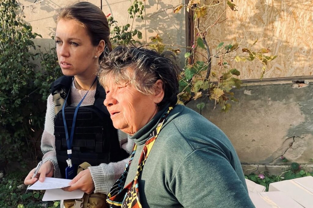 Julia Pogrebnaya sammelt Informationen über die Menschen in den abgeschotteten Dörfern, damit dort gezielte Hilfe ankommen kann. Julia Pogrebnaya sammelt Informationen über die Menschen in den abgeschotteten Dörfern, damit dort gezielte Hilfe ankommen kann.