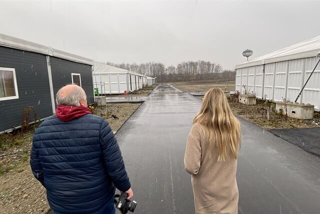 Ulrich Tückmantel und Sarah Kunze laufen über das Gelände der Notunterkunft Habinghorst.