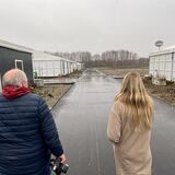 Ulrich Tückmantel und Sarah Kunze laufen über das Gelände der Notunterkunft Habinghorst.