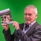 Dr. Werner Koppe präsentiert sein Buch.
