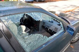 Eine zerschlagene Seitenscheibe an einem Auto