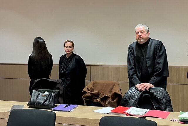 Eine amateurhafte Lippen-Aufspritzerin (ganz links) aus Bochum steht erneut vor Gericht.
