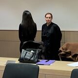 Eine amateurhafte Lippen-Aufspritzerin (ganz links) aus Bochum steht erneut vor Gericht.
