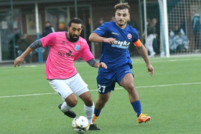 Bilal Abdallah (am Ball), derzeit angeschlagener Spieler des Wacker Obercastrop, wird wohl nun doch die Gelegenheit im Kreispokal gegen Westfalia Herne (blaue Trikots) zu spielen.