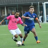 Bilal Abdallah (am Ball), derzeit angeschlagener Spieler des Wacker Obercastrop, wird wohl nun doch die Gelegenheit im Kreispokal gegen Westfalia Herne (blaue Trikots) zu spielen.