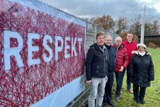Initiator Manfred Jungblut, Stadtbrandmeister Andreas Fischer, Gerhard Jendrzey (Ideenfabrik Stadtsfeld), Bürgermeister Tobias Stockhoff und Kerstin Rengers (Büro für Bürgerengagement, Ehrenamt und Sport) vor einem Respekt-Banner.