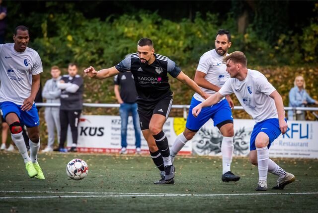 Alan Michna (am Ball), Spielertrainer des TuS Rahm, kommt zusammen mit Dennis Lauth zum Bezirksligisten FC Frohlinde.