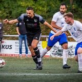 Alan Michna (am Ball), Spielertrainer des TuS Rahm, kommt zusammen mit Dennis Lauth zum Bezirksligisten FC Frohlinde.