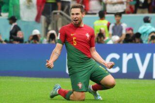 Raphael Guerreiro bejubelt seinen Treffer gegen die Schweiz.
