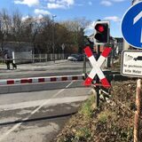 Schranken haben den Bahnübergang an der Dortmunder Straße in Castrop-Rauxel geschlossen. Eine Ampel leuchtet rot.