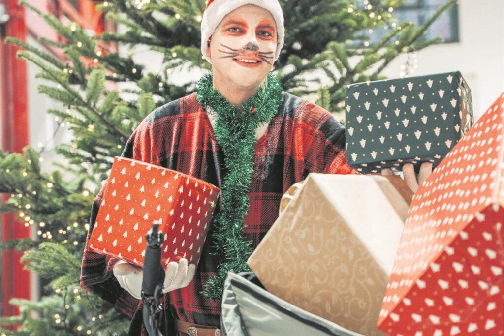 Eine Weihnachtsmaus verteilt Geschenke. Eine Weihnachtsmaus verteilt Geschenke.