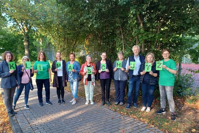 Bei einem Treffen der Bürgerinitiative an der Backumer Straße entstand Anfang September dieses Foto. Die Buchstaben-Tafeln zeigen das Wort Klimaschutz.