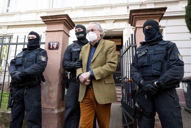 Bei einer Razzia gegen sogenannte «Reichsbürger» führen vermummte Polizisten, nach der Durchsuchung eines Hauses Heinrich XIII Prinz Reuß (2.v.r.) zu einem Polizeifahrzeug.
