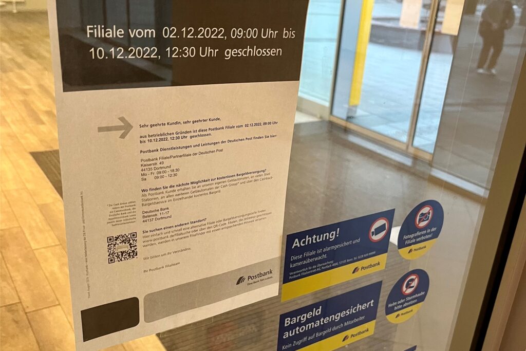 Ein Aushang an dem SB-Bereich der Dortmunder Postbank-Filiale weist auf die vorübergehende Schließung hin. Ein Aushang an dem SB-Bereich der Dortmunder Postbank-Filiale weist auf die vorübergehende Schließung hin.