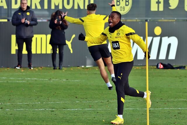 Youssoufa Moukoko bejubelt einen Treffer während des BVB-Trainings.