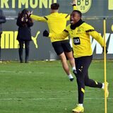 Youssoufa Moukoko bejubelt einen Treffer während des BVB-Trainings.