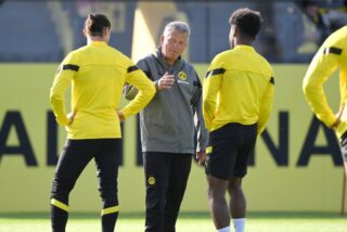 Peter Hermann im Gespräch mit den BVB-Spielern.