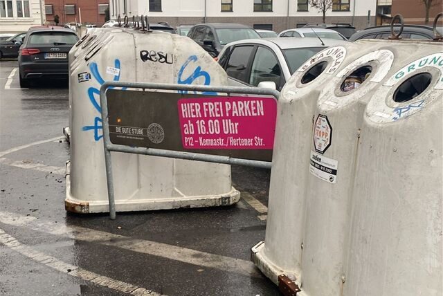Glascontainer auf dem Parkplatz an der Kemnastraße.