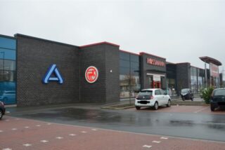 Parkplatz vor dem Aldi-Markt und der Roßmann-Filiale im Westring-Center in Castrop-Rauxel.