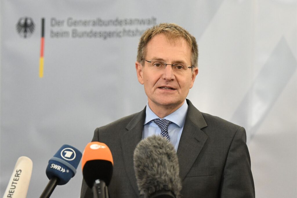 Generalbundesanwalt Peter Frank steht vor Mikrofonen und redet. Generalbundesanwalt Peter Frank steht vor Mikrofonen und redet.