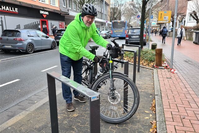 Lothar Widlitzki kann jetzt sein Rad sicher an die neuen Fahrradbügel anschließen. Aber den großen Wurf vermisst der ADFC-Sprecher.