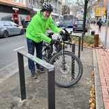 Lothar Widlitzki kann jetzt sein Rad sicher an die neuen Fahrradbügel anschließen. Aber den großen Wurf vermisst der ADFC-Sprecher.