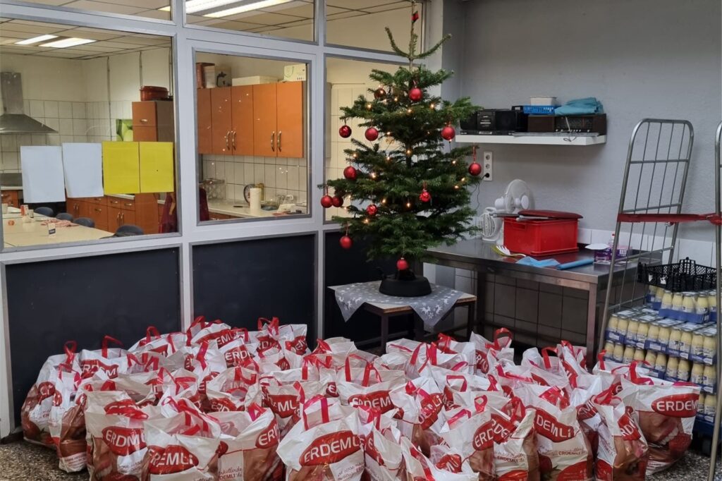 150 Tüten mit gepackten Lebensmitteln hat Kürsat Yildirim an die Dortmunder Tafel gespendet.
