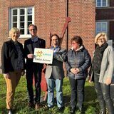 Musikschulleiterin Sabine Fiebig-Fechtner, Sascha Schiefer, EMSA Koordinator für die Musikschule, Robert Fahrun, EMSA Koordinator für das Städtische Gymnasium, Brigitte Rode, Leiterin des Amtes für schulische Bildung und Bärbel Schweers, Rektorin des Gymnasiums, stehen vor dem Schulgebäude in Herten, in dem Musikschule und Gymnasium untergebracht sind.