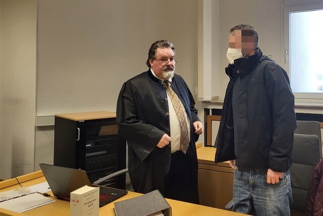 Will nur schemenhafte Erinnerungen haben: der Angeklagte neben Verteidiger Victor Berger im Essener Landgericht.