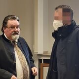 Will nur schemenhafte Erinnerungen haben: der Angeklagte neben Verteidiger Victor Berger im Essener Landgericht.
