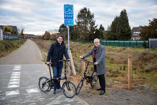 Prof. Dr. Uli Paetzel (Vorstandsvorsitzender der Emschergenossenschaft) und Bürgermeister Matthias Müller stehen auf dem Radweg am Backumer Bach in Herten.